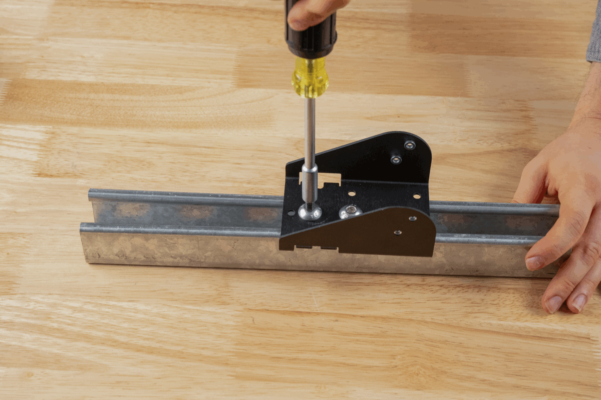 AB301 UNISTRUT STEP04